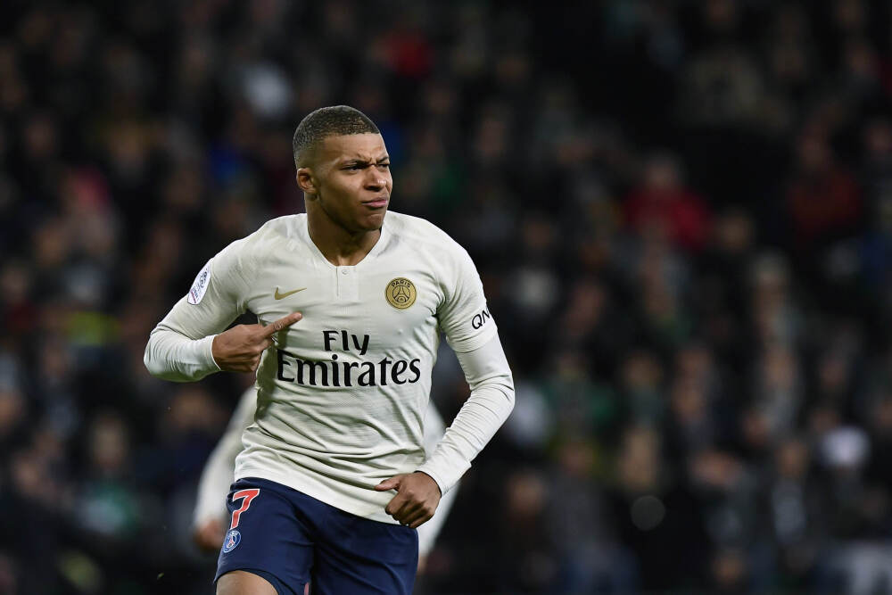 不满啊！詹姆斯强攻上篮不中 跺脚抱怨被犯规没吹